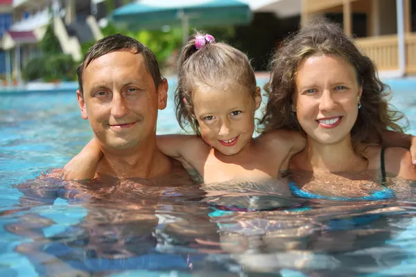 Família na piscina — Fotografia de Stock