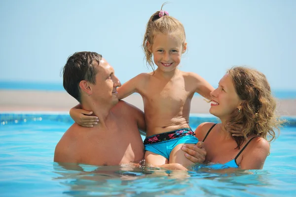 Familia en la piscina —  Fotos de Stock