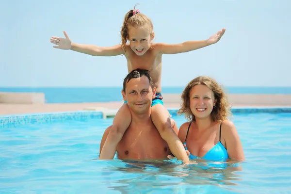 Familie in het zwembad — Stockfoto