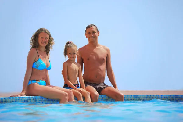 Familie im Pool — Stockfoto