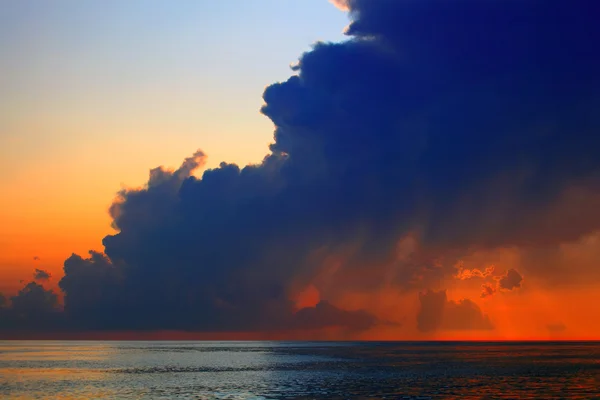 Σύννεφα στο ηλιοβασίλεμα στη θάλασσα — Φωτογραφία Αρχείου