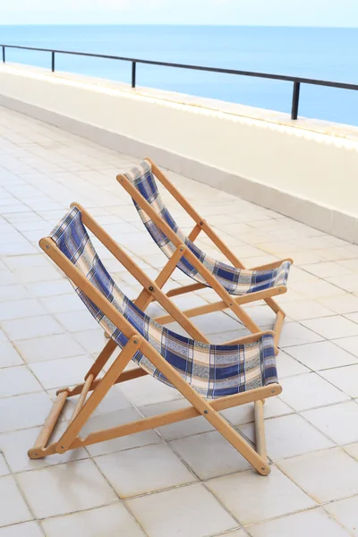 Deniz üzerinde veranda iki longes — Stok fotoğraf