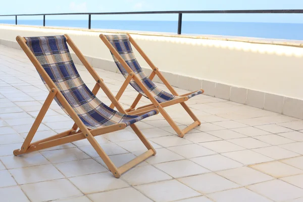 Deniz üzerinde veranda iki longes — Stok fotoğraf