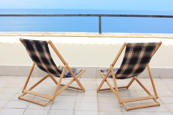 Dwa longes na werandzie z widokiem na morze — Zdjęcie stockowe