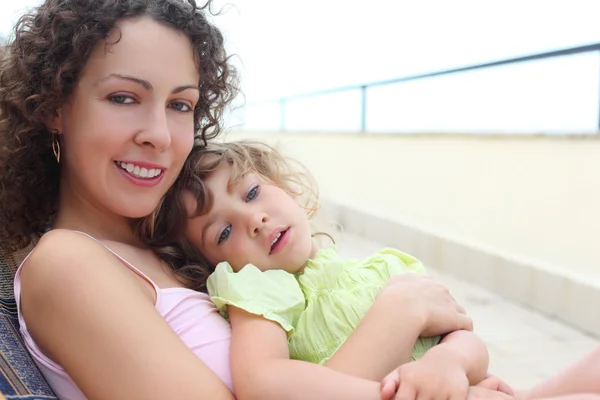 Mutter mit Kind auf Veranda — Stockfoto