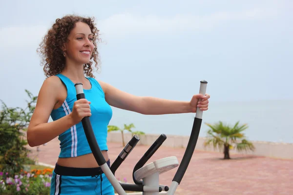 Smiling girl on training apparatus outdoor — Stock Photo, Image