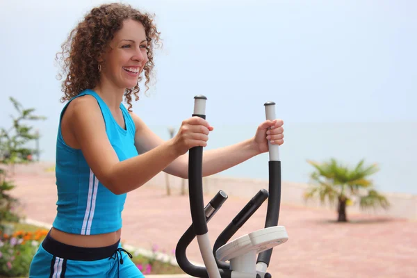 Smiling girl on training apparatus outdoor — Stock Photo, Image