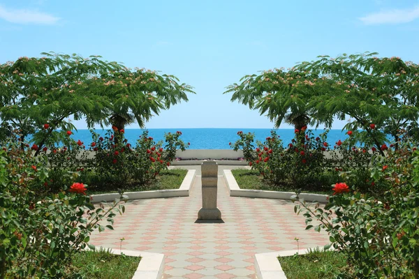 Площадь на берегу моря — стоковое фото