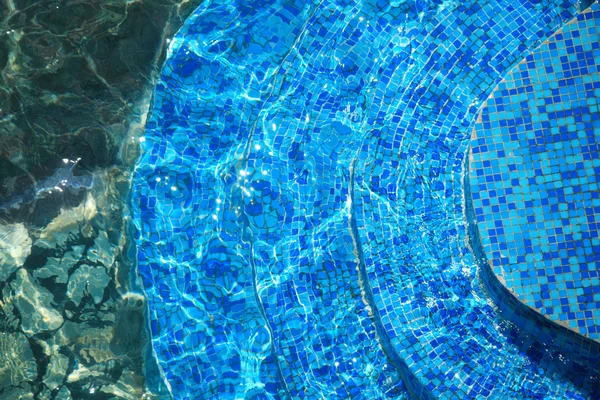 Pasos azules en el agua —  Fotos de Stock