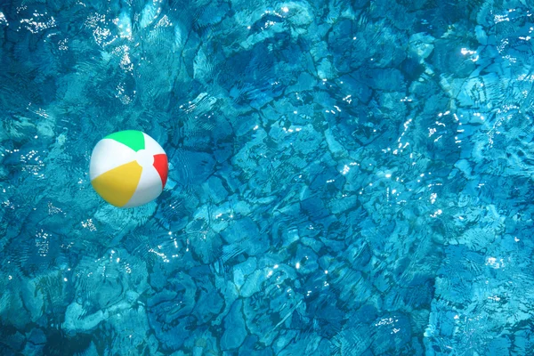 Palla in piscina — Foto Stock