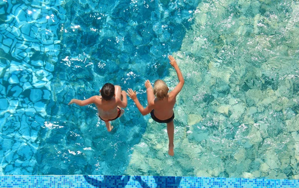 Zwei Kinder springen ins Wasser, von oben gesehen — Stockfoto