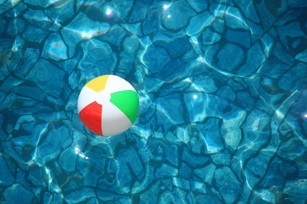 Μπάλα στην πισίνα — Φωτογραφία Αρχείου