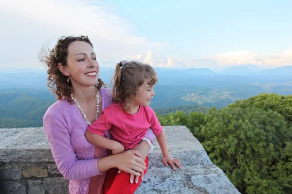 Mother and daughter look on mountain from balcony — Stock Photo, Image
