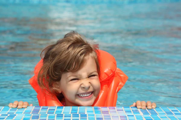 Niña en chaleco inflable en la piscina —  Fotos de Stock