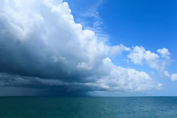 Bulutlar deniz üzerinde — Stok fotoğraf