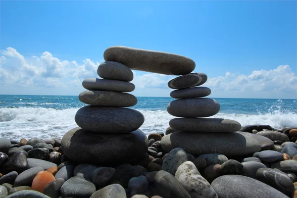 海岸で小石からアーチします。 — ストック写真