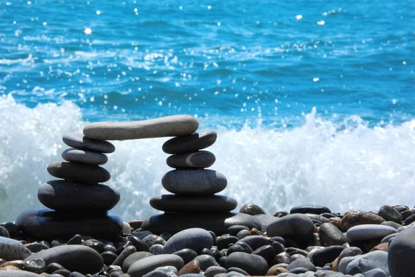 Çakıl sahil üzerinde gelen kemer — Stok fotoğraf
