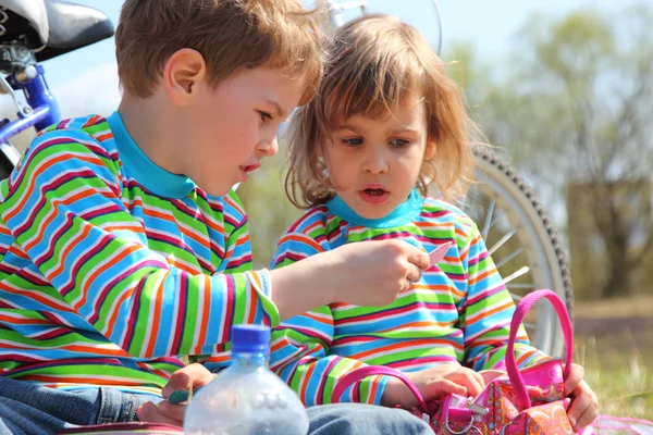 Two children look at something outdoor — Stock Photo, Image