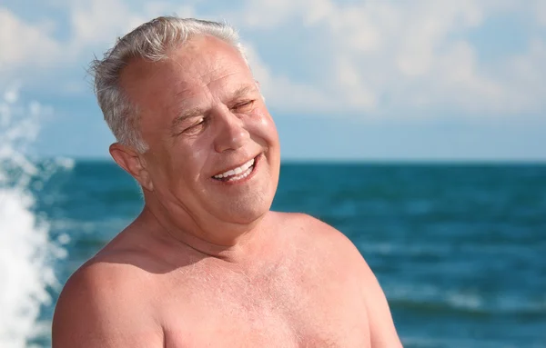 Starší usměvavý muž na pobřežní — Stock fotografie