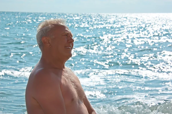 Osoby w podeszłym wieku człowiek uśmiechający się na wybrzeże — Zdjęcie stockowe