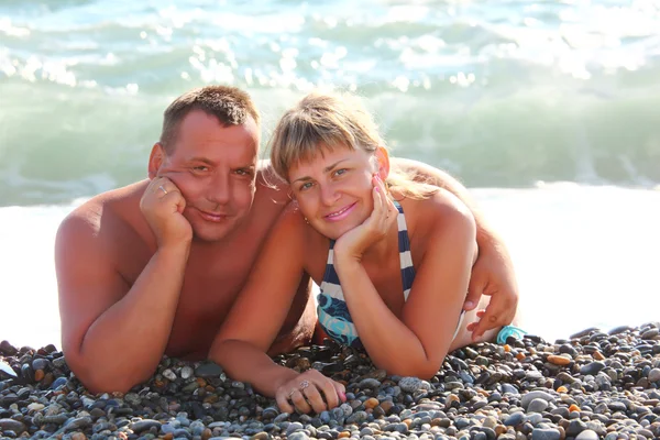 Par ligga på pebble beach — Stockfoto