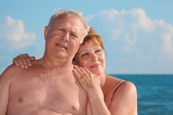 Retrato de pareja envejecida contra el mar — Foto de Stock