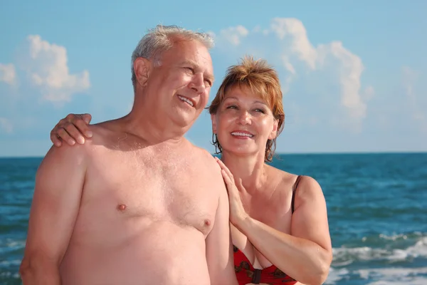 Portrait of aged pair against sea — Stock Photo, Image