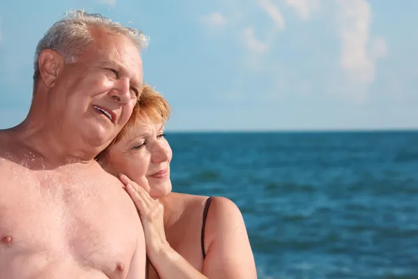 Retrato de pareja envejecida contra el mar — Foto de Stock