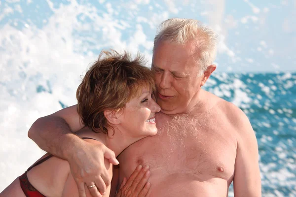 Retrato de casal envelhecido no mar surf — Fotografia de Stock