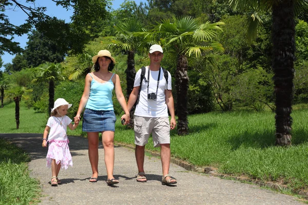 Family walk on road in Sochi arboretum — Stock Photo, Image