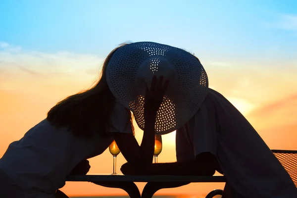 Man och kvinna kyssa på solnedgången utanför — Stockfoto