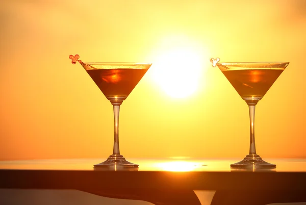 Deux verres de vin sur la table au coucher du soleil — Photo