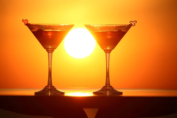 Twee glazen wijn op tafel op zonsondergang — Stockfoto
