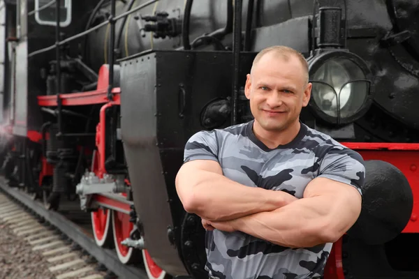 Silny człowiek przeciwko lokomotywa — Zdjęcie stockowe