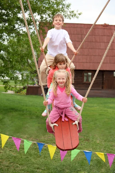 Tři děti na balancuje deska — Stock fotografie