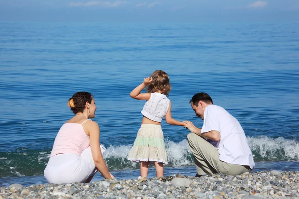 Family on edge of sea — Stock Photo, Image