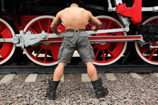 Kroppsbyggare och tåg — Stockfoto