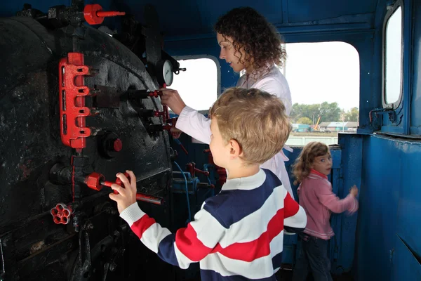 Mother with children in locomotive cabin — Stock Photo, Image