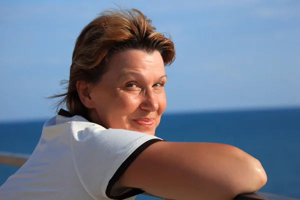 Retrato de mujer de mediana edad en el balcón sobre el mar —  Fotos de Stock