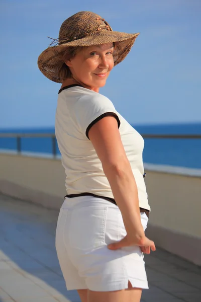 Middleagede kobietę na balkon nad morze — Zdjęcie stockowe