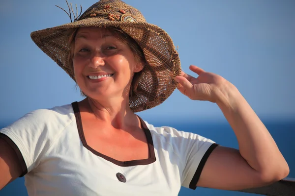 Retrato de mulher de meia idade em chapéu ao ar livre — Fotografia de Stock