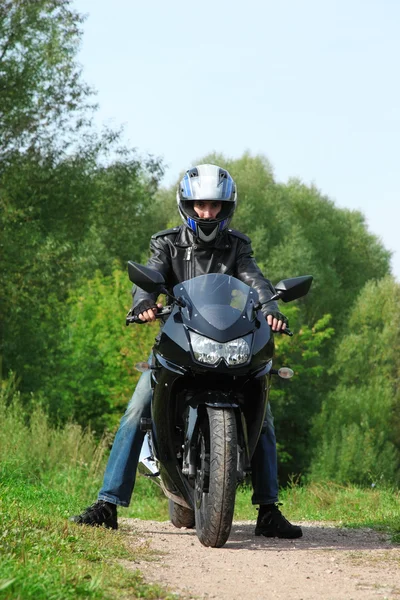 Ülkede yol üzerinde duran motosikletçi — Stok fotoğraf