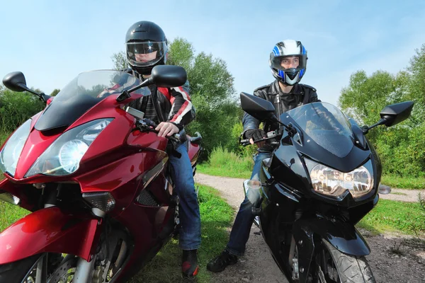 Два мотоциклиста стоят на проселочной дороге — стоковое фото