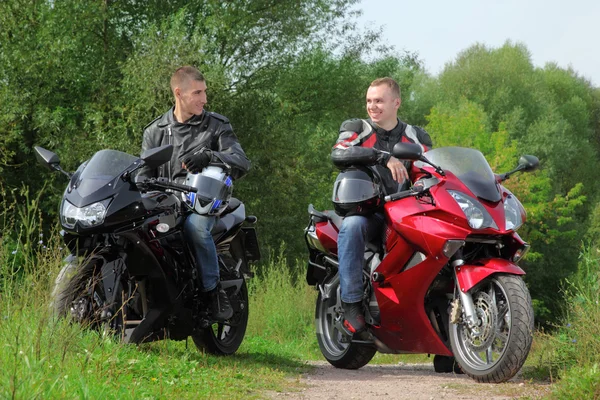 Twee motorrijders permanent op landweg, zonder helmen — Stockfoto