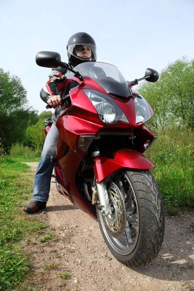 Ülke yollarda, closeup ayakta motosikletçi — Stok fotoğraf