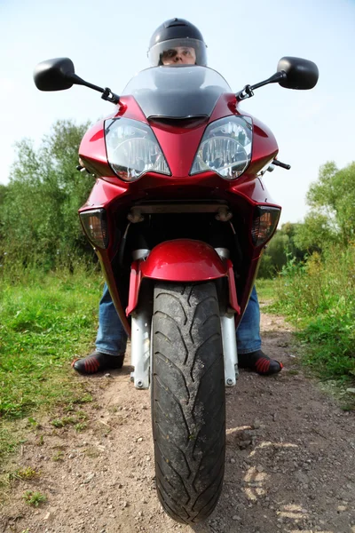 Motorrijder staande op de landweg, close-up, vooraanzicht — Stockfoto