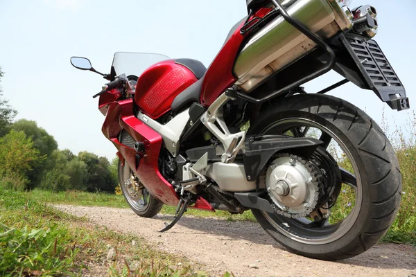 Motorfiets op landweg, onderste weergave — Stockfoto