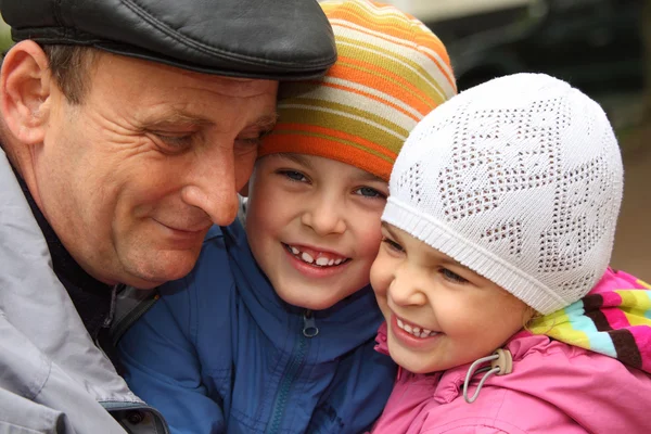 Großvater mit Enkeln im Freien — Stockfoto