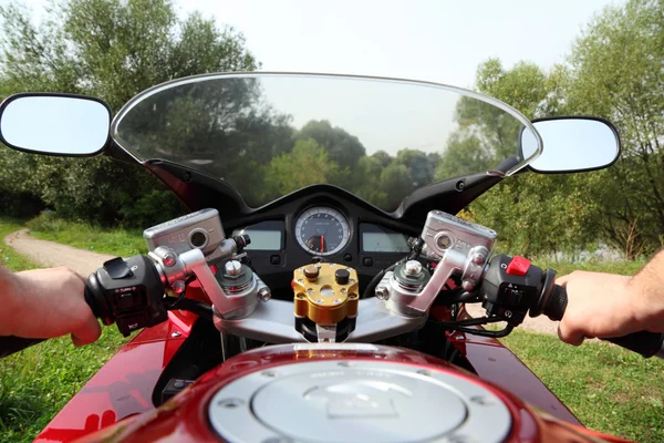 国の道路にモーターサイク リストの手 — ストック写真