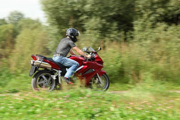 Motorrijder rijden op landweg — Stockfoto